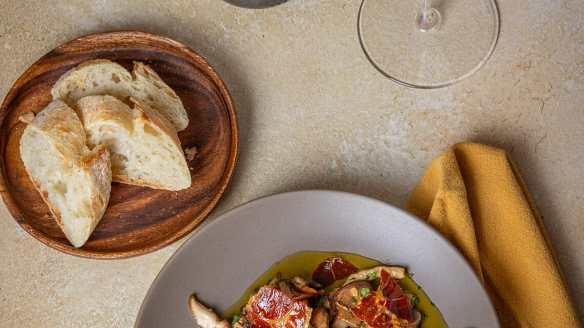Champiñones al cava con crujiente de jamón serrano, un maridaje para dar gracias