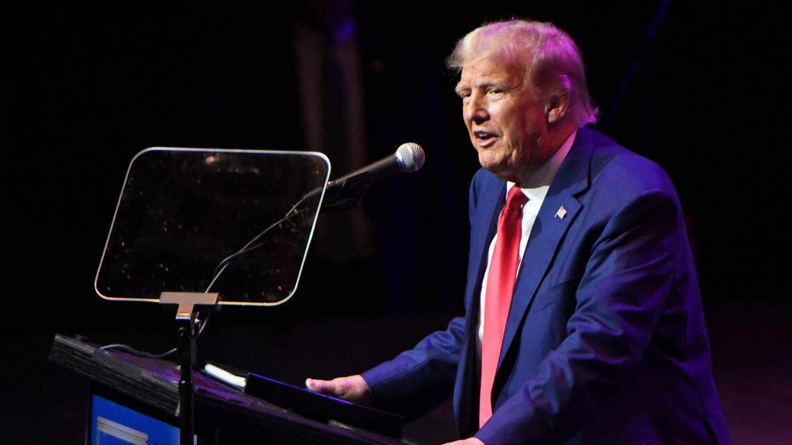 Donald Trump participa en un acto del Partido Republicano de Alabama en Montgomery el 4 de agosto de 2023.
