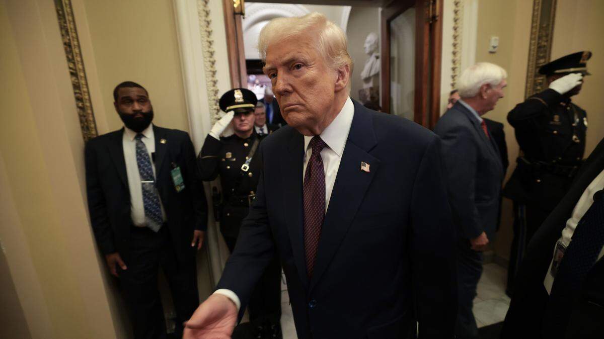 El presidente Donald Trump se retira tras dar su discurso ante las dos cámaras del Congreso, en el Capitolio de Washington, D.C., el martes 4 de marzo de 2025.