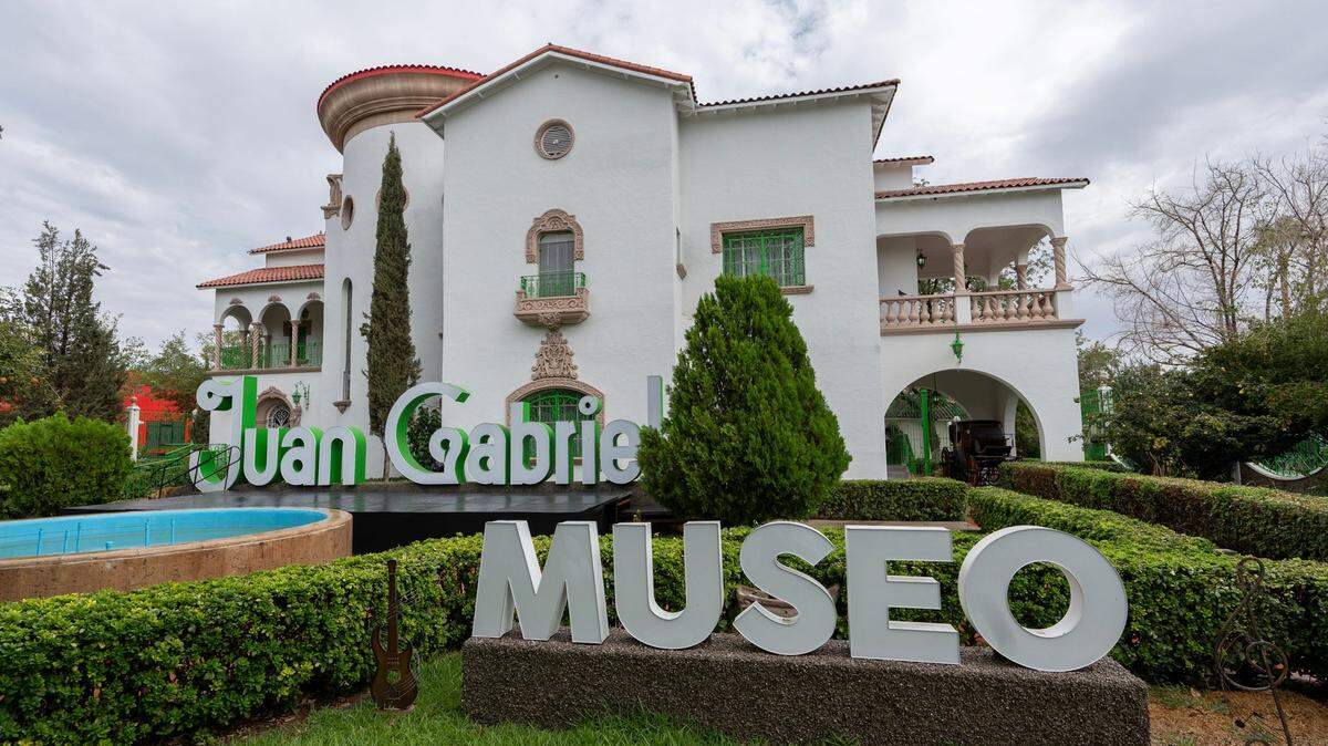 La superestrella Juan Gabriel compró esta casa en Ciudad Juárez en 1984 y vivió allí durante su estancia en su ciudad adoptiva fronteriza. La mansión ahora es un museo en homenaje a su trayectoria artística.
