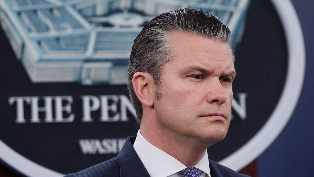 El secretario de Guerra de Estados Unidos, Pete Hegseth, observa durante una rueda de prensa en el Pentágono el 31 de marzo de 2026 en Arlington, Virginia. Estados Unidos e Israel han continuado su ataque conjunto a Irán que comenzó el 28 de febrero.
