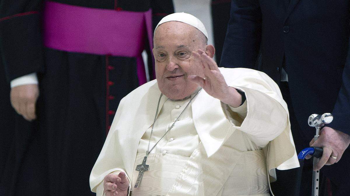 El papa Francisco saluda a los asistentes a la audiencia general semanal en el Salón Pablo VI, en el Vaticano, el 12 de febrero de 2025.