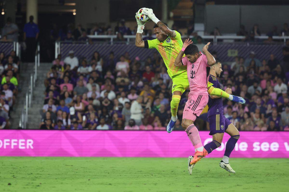 El portero de Orlando City Pedro Gallese atrapa la pelota en una jugada con el delantero del Inter Miami Luis Suárez, en el partido de la MLS celebrado el 15 de mayo de 2024 en Orlando.