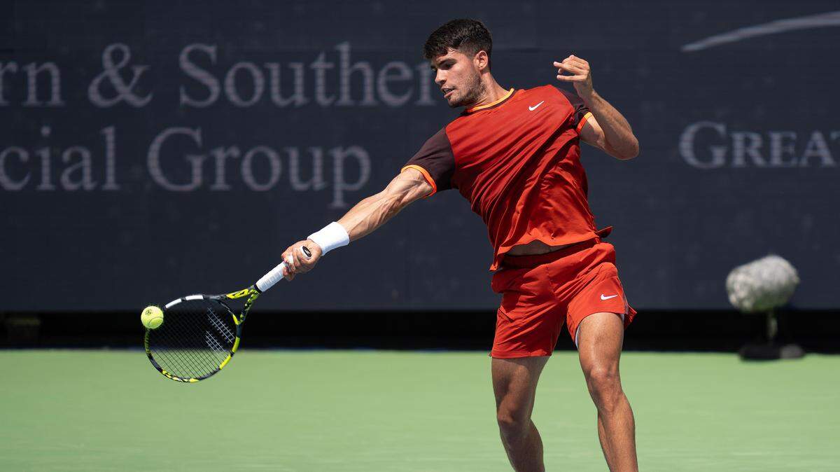 El tenista español Carlos Alcaraz afronta la última gran batalla del año en el Abierto de Estados Unidos frente a Novak Djokovic, el vigente campeón, y Jannik Sinner, protagonista de un enorme escándalo por el doble positivo del que fue absuelto.