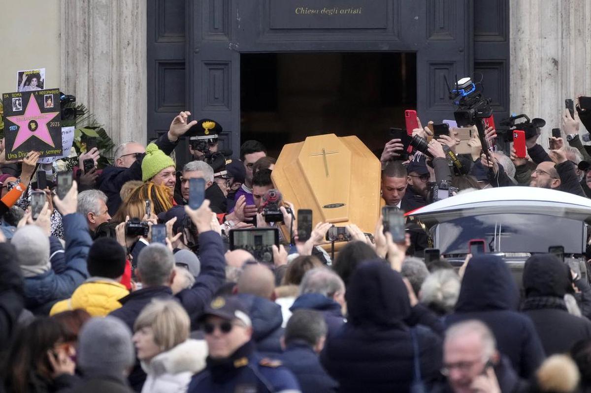 El ataúd de la difunta leyenda del cine Gina Lollobrigida sale de la iglesia de Santa María en Montesanto después de la ceremonia fúnebre, el jueves 19 de enero de 2023. (Foto AP/Gregorio Borgia)