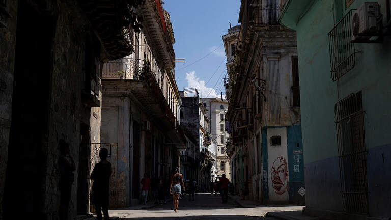 Condado de Miami revoca licencia de empresa de EEUU que envía autos y mercancía a Cuba