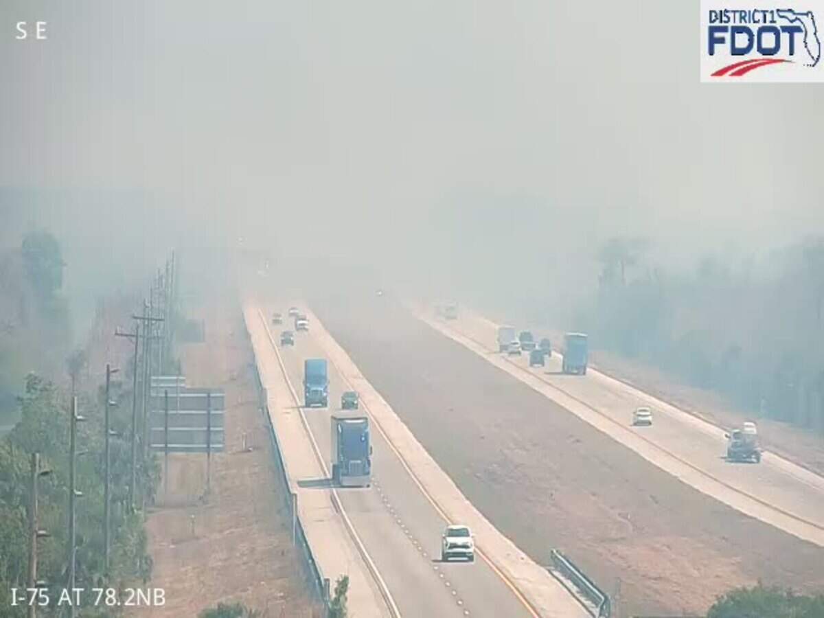El denso humo de un incendio forestal en en la Reserva Nacional Big Cypress impide la visibilidad en la I-75 en los Condados Collier y Broward.