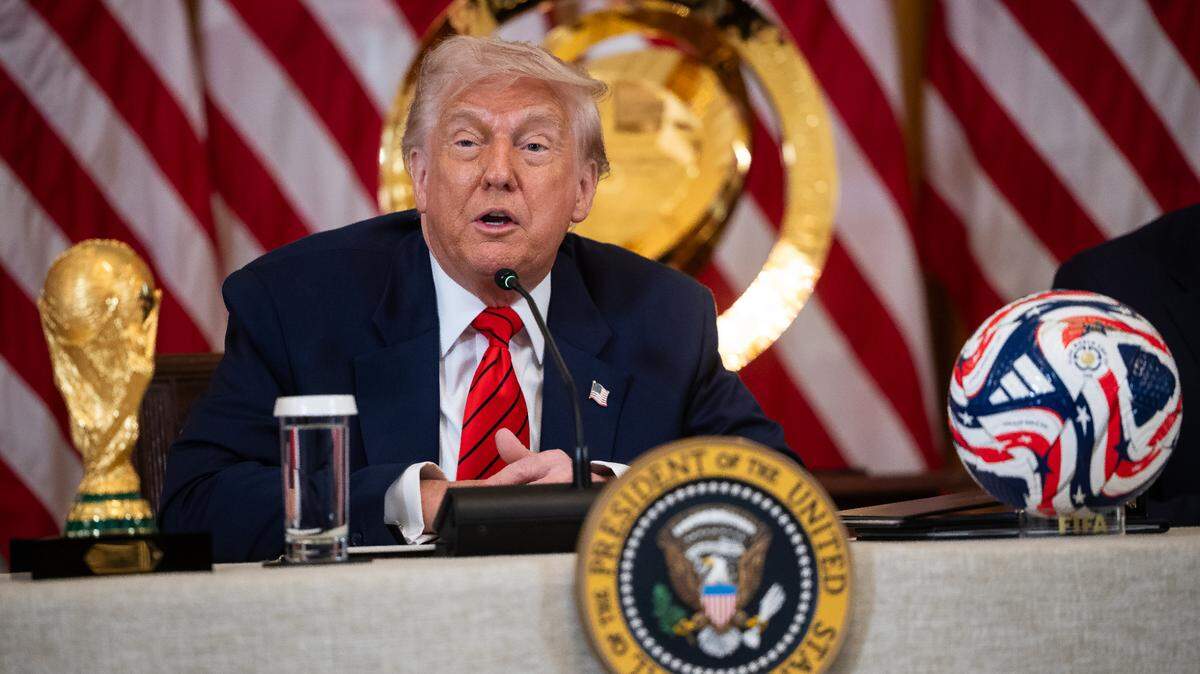 El presidente Donald Trump habla durante una reunión del Grupo de Trabajo de la Casa Blanca sobre el Mundial de la FIFA 2026 en el Salón Este de la Casa Blanca el 6 de mayo de 2025.