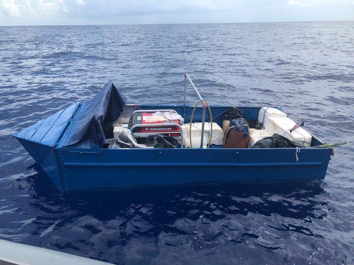 Una embarcación rústica parcialmente sumergida a unas 9 millas al sur de Boot Key, frente a la Florida, el 20 de junio de 2022. Las personas fueron repatriadas a Cuba el 23 de junio de 2022.