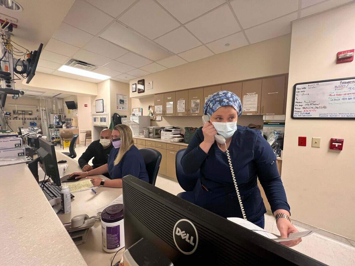 Maritza Castaño junto a Paul Linares y Olivia Paoletti. Castaño es una enfermera de trauma de Nivel 1, una de las siete enfermeras de trauma especialmente capacitadas de Broward Health, que maneja dos tercios de los casos de trauma del condado. Es enfermera desde 2014.