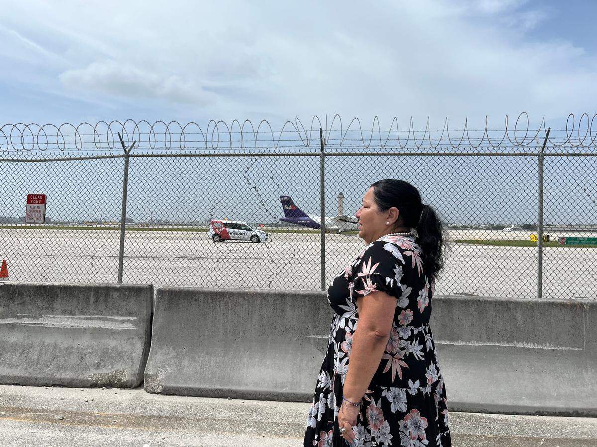 Ana Rodríguez llora mientras ve salir el avión con su sobrino Sergio Pérez hacia Cuba. 