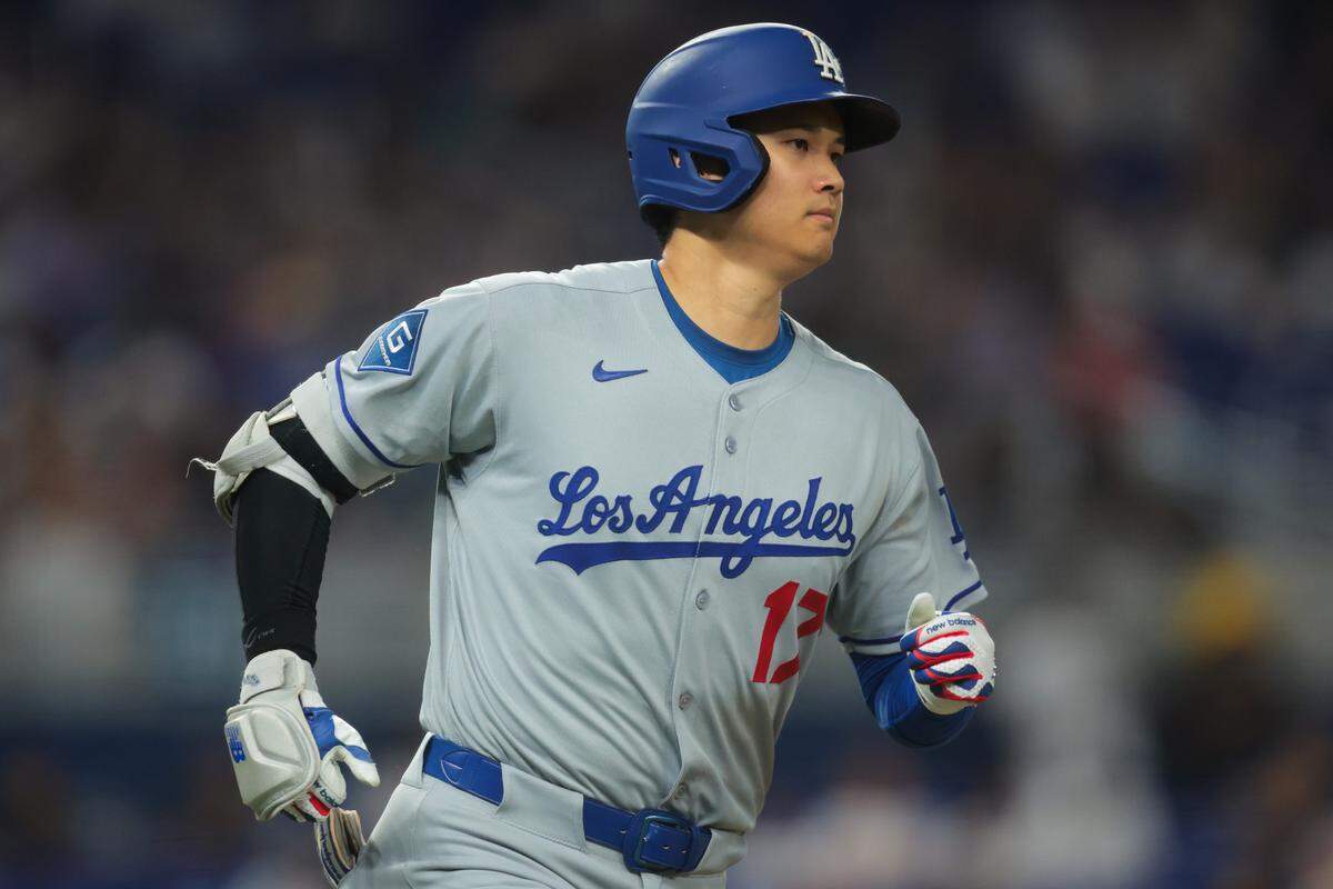 El bateador designado de los Dodgers de Los Angeles Shohei Ohtani recorre las bases tras pegar un jonrón en el quinto inning del partido ante los Marlins, celebrado el 5 de mayo de 2025 en Miami.