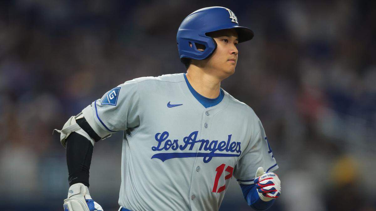 El bateador designado de los Dodgers de Los Angeles Shohei Ohtani recorre las bases tras pegar un jonrón en el quinto inning del partido ante los Marlins, celebrado el 5 de mayo de 2025 en Miami.
