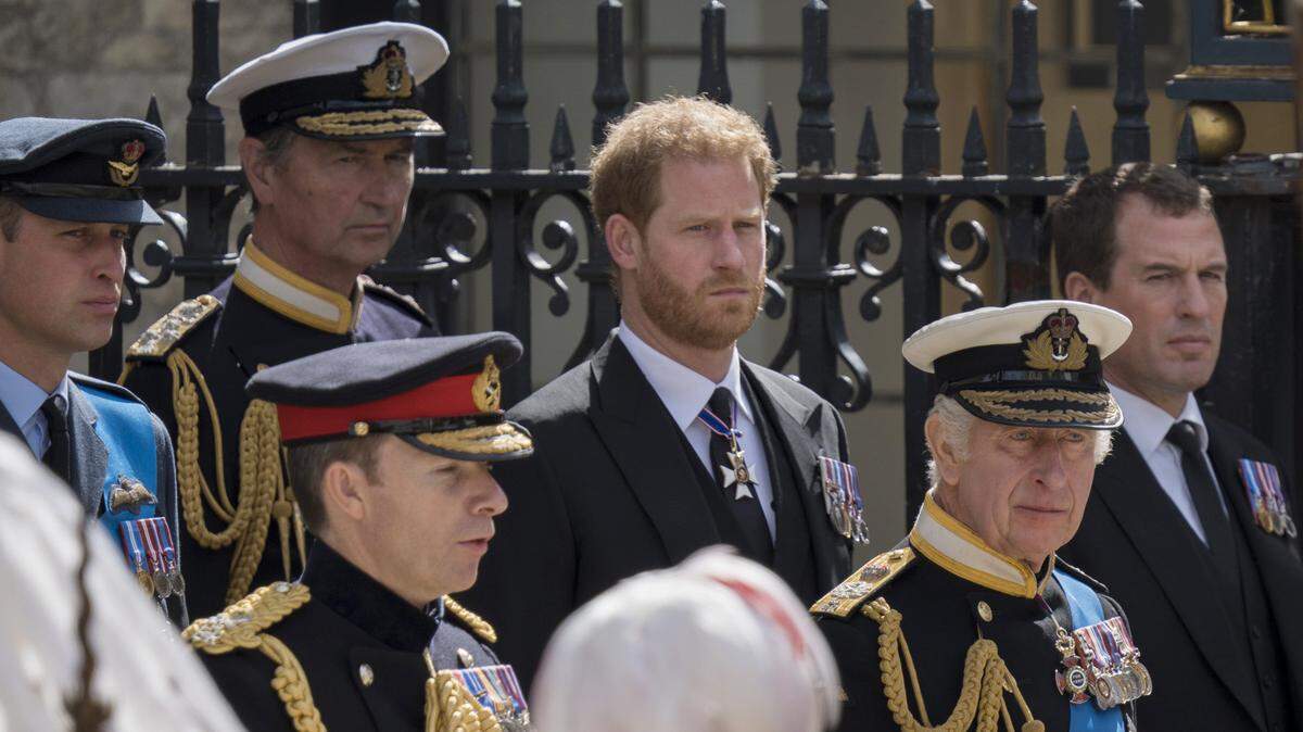 Foto de archivo que muestra al rey Carlos III y su hijo, el príncipe Enrique, duque de Sussex, durante la procesión funeraria de la reina Isabel II, el 19 de septiembre de 2022.