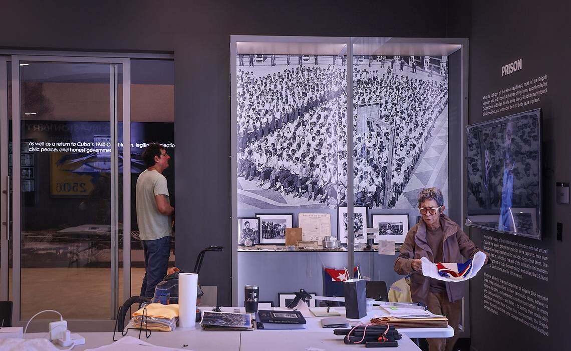 La artista Consuelo Casteñeda trabaja con las imágenes, mapas y materiales que trazan la historia de la Brigada y de la invasión de Bahía de Cochino. La exhibición interactiva tiene un importante componente educativo.