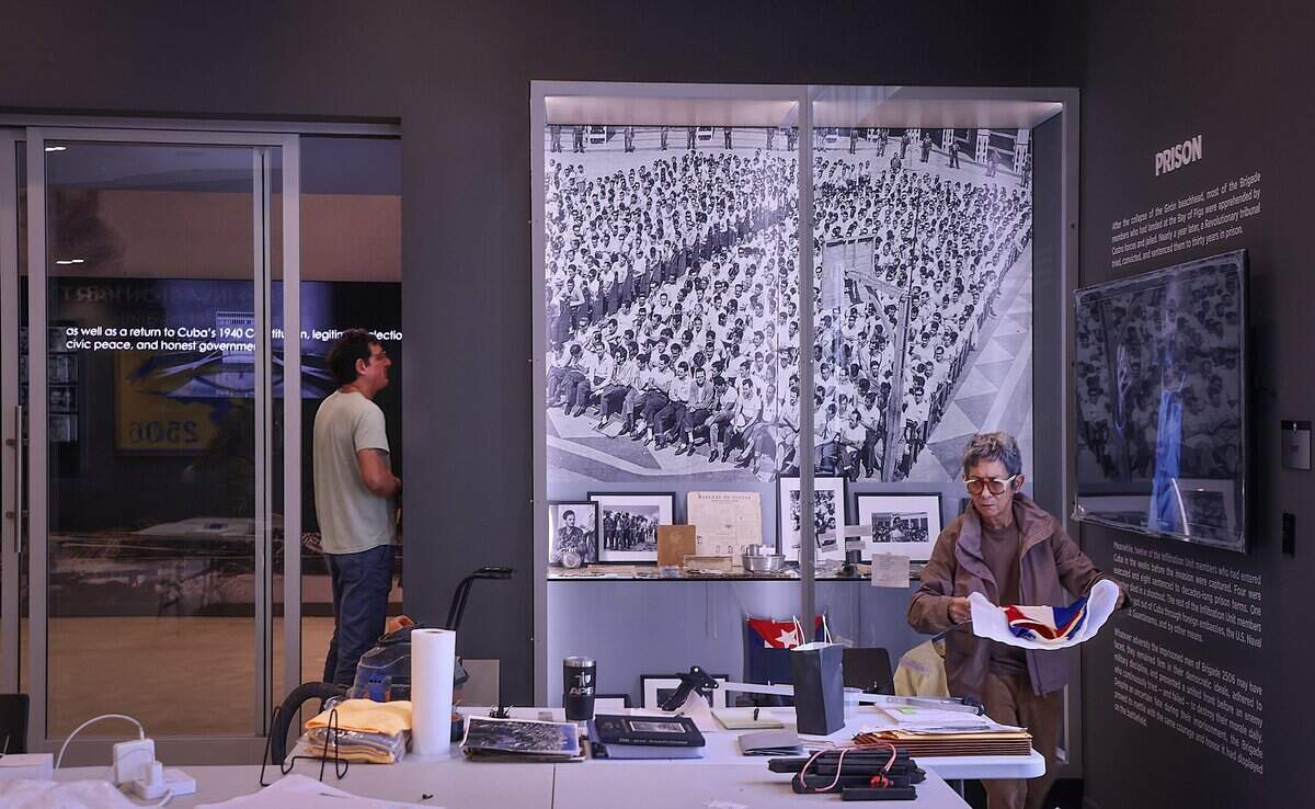 La artista Consuelo Casteñeda trabaja con las imágenes, mapas y materiales que trazan la historia de la Brigada y de la invasión de Bahía de Cochino. La exhibición interactiva tiene un importante componente educativo.