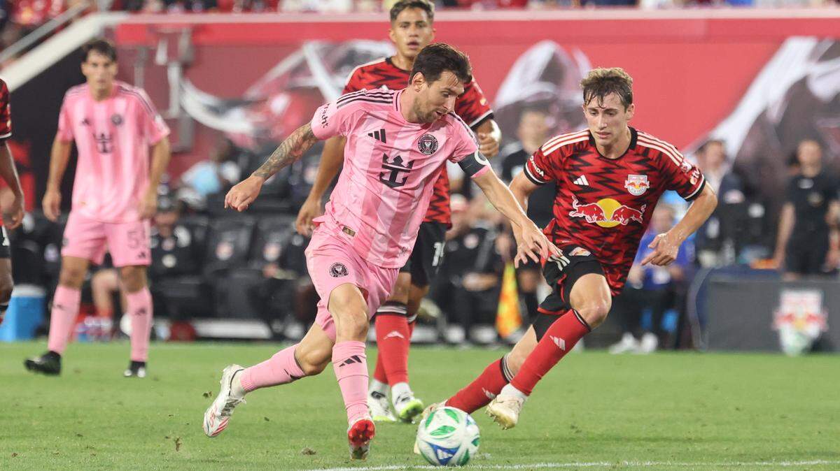 El astro del Inter Miami Lionel Messi (10) conduce el balón ante la marca de Daniel Edelman, de New York Red Bulls, en el partido celebrado el 19 de julio de 2025 en Nueva York. 