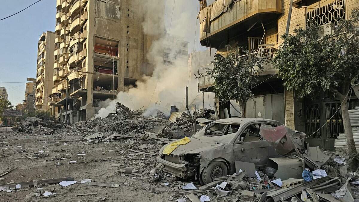 Sale humo entre los escombros de edificios destruidos en el lugar de un ataque aéreo israelí que tuvo como objetivo el barrio de Haret Hreik, en los suburbios del sur de Beirut, el 7 de marzo de 2026.