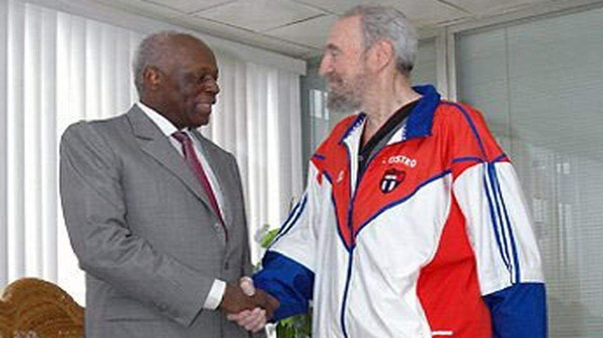 Fidel Castro estrechando la mano de su colega de Angola, José Eduardo Dos Santos, el sábado 22 de septiembre de 2007. AP
