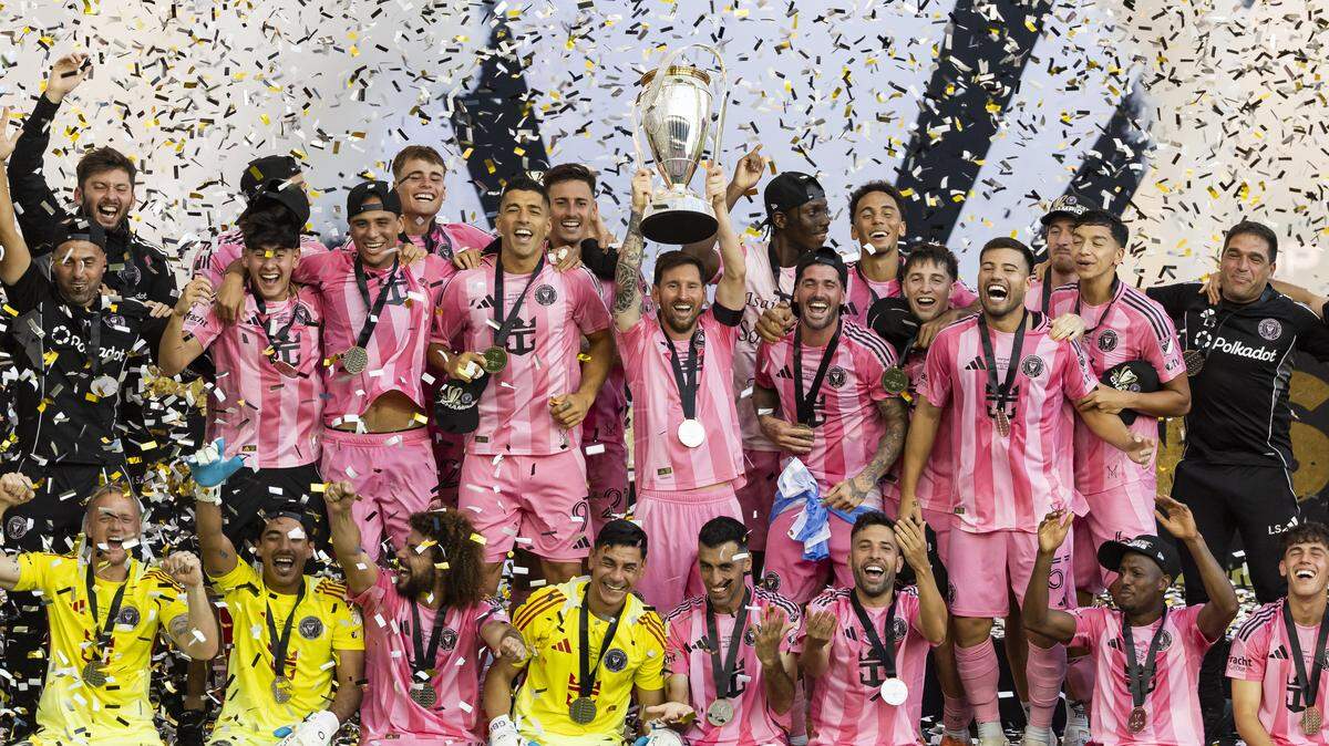 El delantero del Inter Miami, Lionel Messi (centro), levanta el trofeo que ganó su equipo como campeón de la MLS, el 6 de diciembre de 2025 en el Chase Stadium en Fort Lauderdale, Florida.