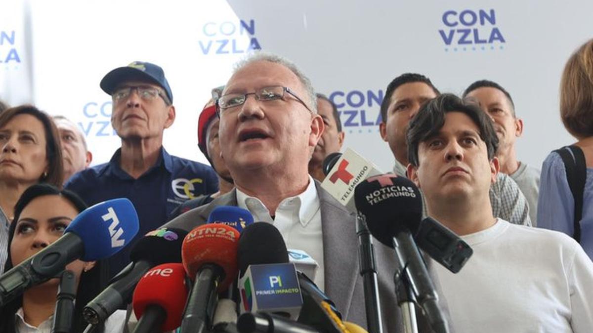 Perkins Rocha, portavoz del Comando ConVzla, y Delsa Solorzano (izq) en una rueda de prensa este 2 de agosto de 2024 en Caracas, Venezuela, sobre el robo y vandalismo a la sede del partido de la líder opositora María Corina Machado.