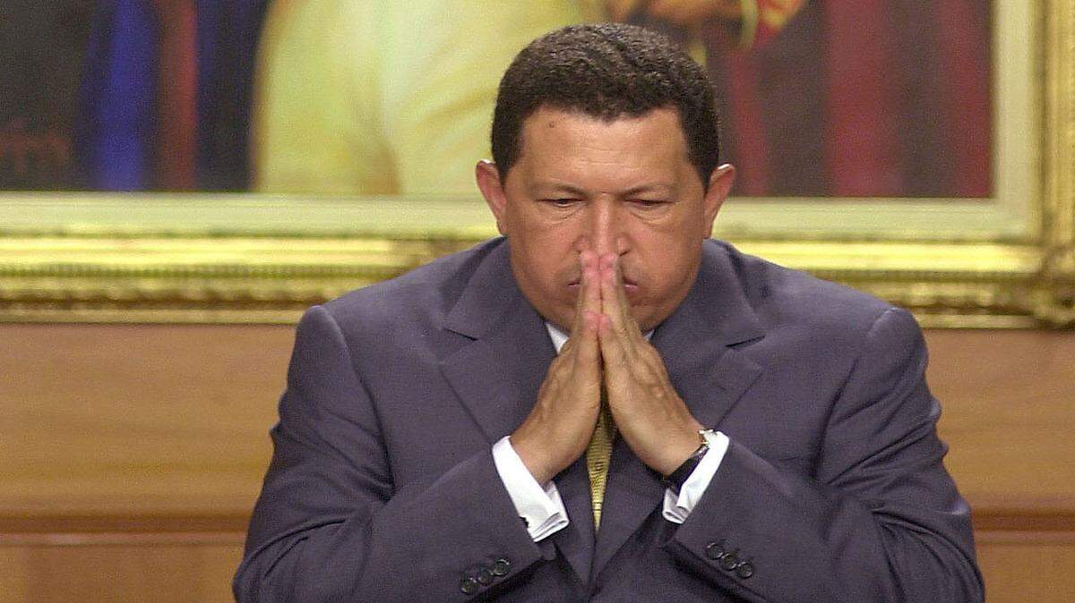 Foto de archivo de el fallecido presidente de Venezuela Hugo Chávez en frente de un cuadro del prócer Simón Bolívar en Caracas, Venezuela, el 5 de marzo de 2013.
