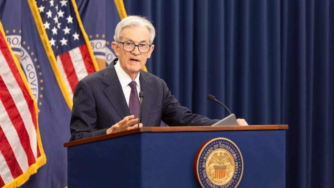 El presidente de la Reserva Federal de Estados Unidos, Jerome Powell, advirtió el martes que recortar las tasas de interés demasiado rápido podría permitir que la inflación se mantenga elevada, pero enfatizó que el banco central enfrenta un doble desafío de cara al futuro.