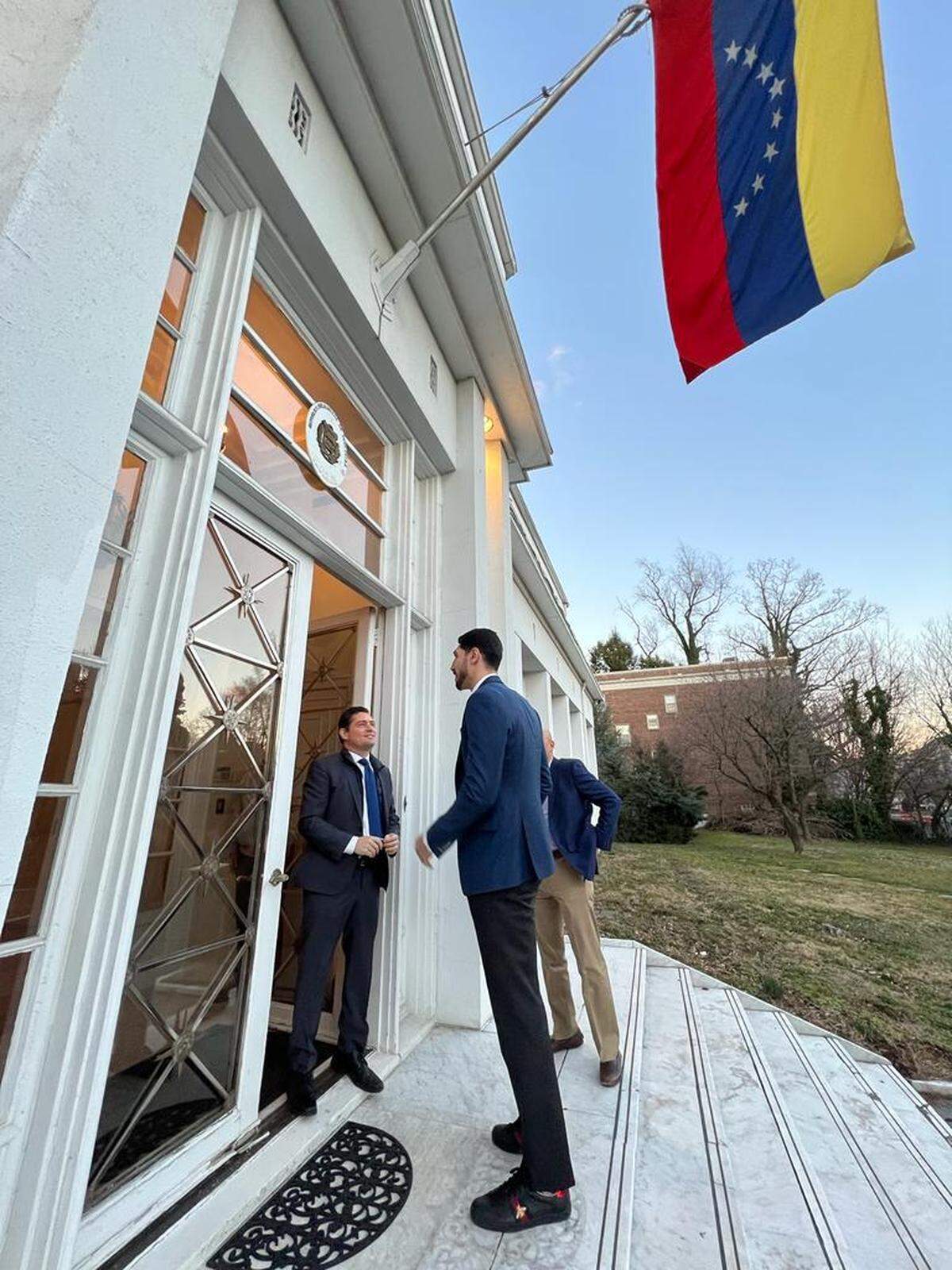 El jugador de baloncesto y activista estadounidense Enes Freedom (antes conocido como Enes Kanter) recibió un reconocimiento del equipo diplomático del líder opositor venezolano Juan Guaidó por su compromiso con la democracia, y en especialmente por sus esfuerzos para crear “conciencia acerca” del país sudamericano.