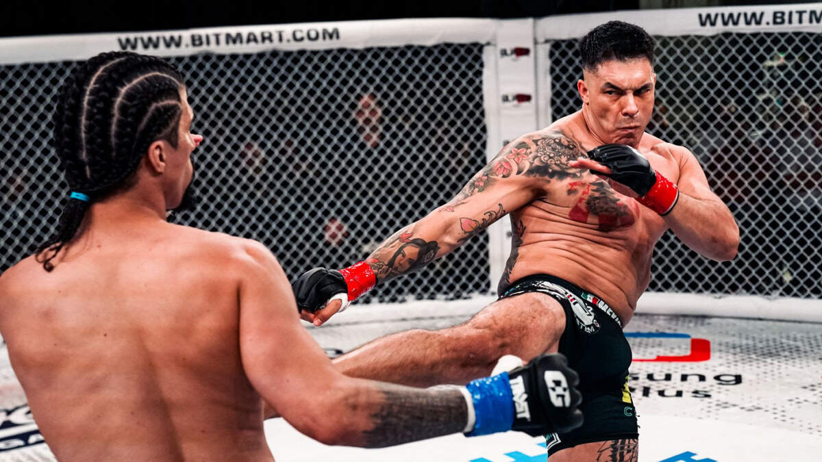El presentador mexicano Jawy Méndez (der.) regresa este jueves a la jaula de Combate Global ante el puertorriqueño John “El Sicario” Padrón.