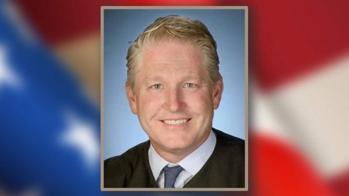 El juez Carl Nichols, que fue designado por Trump, consideró en su decisión que los demandantes no han demostrado que el intercambio de información sobre nombre, edad y domicilio entre agencias gubernamentales cause “un daño suficiente”.
