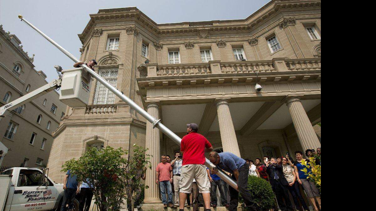 Trabajadores  levantan un asta de bandera en la Sección de Intereses de Cuba en Washington, en preparación para la reapertura de embajadas en La Habana y Washington, miércoles 10 de junio de 2015. 