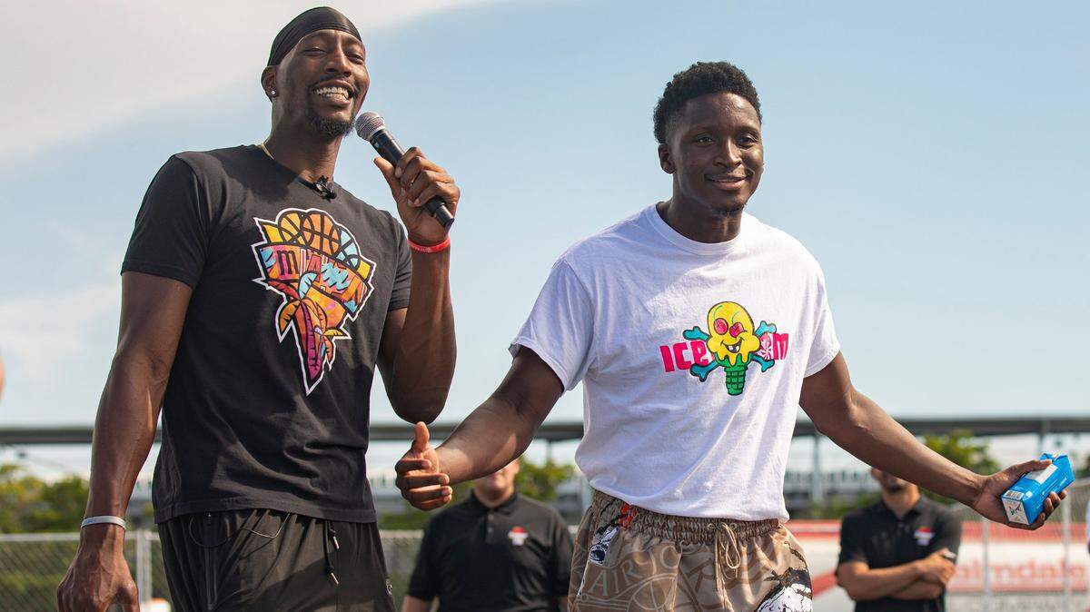 Los jugadores del Heat Bam Adebayo (izq.) y Victor Oladipo responden preguntas a los niños que participaron en una clínica de baloncesto organizada por el Jr Heat en asociación con el festival de música Rolling Loud, el 21 de julio de 2022 en el Hard Rock Stadium en Miami Gardens, Florida.