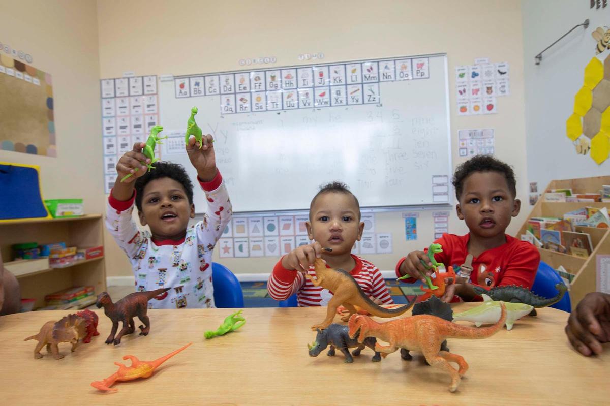 Los hermanos Masón De Paz de 4 años, Miles, de 1 año y Matthew, de 3 años asisten a Springview Academy of Hialeah, el viernes 23 de diciembre de 2022. La familia De Paz recibe una beca del programa Thrive By 5 para cubrir la mensualidad de la guardería