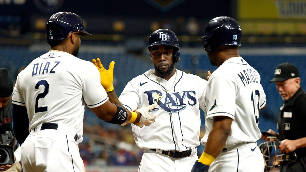 Randy Arozarena (centro) es felicitado por Yandy Díaz (izq.) y Manuel Margot tras pegar un jonrón por los Rays de Tampa Bay en el partido ante los Medias Rojas de Boston, celebrado el 6 de septiembre de 2022.