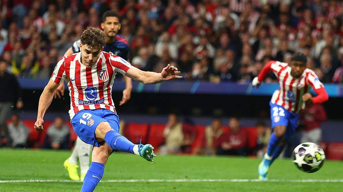 El delantero argentino del Atlético de Madrid Julián Álvarez anota un gol de penal ante el Arsenal, en el partido de ida de las semifinales de la Liga de Campeones celebrado el 29 de abril de 2026 en Madrid. 