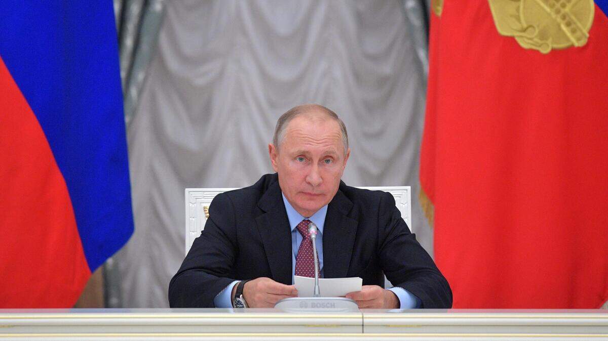 El presidente ruso, Vladímir Putin abre una sesión en la que se ha reunido con miembros de asociaciones financieras en el Kremlin de Moscú, el 21 de septiembre del 2017.
