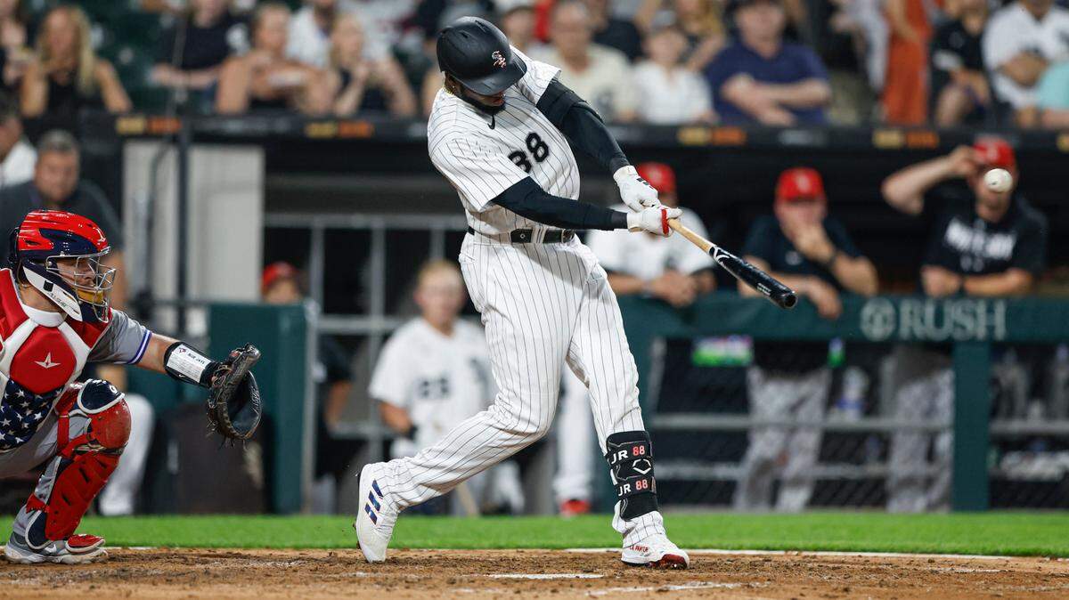 El estelar cubano de los Medias Blancas Luis Robert Jr. le dio la ventaja a su equipo 3-2 en la sexta con un batazo largo de 450 pies frente a Chris Bassitt para llegar a 25 vuelacercas. Pero Chicago cayó 4-3 ante los Azulejos.