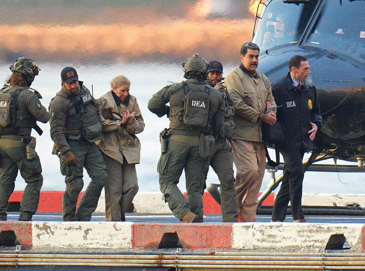 Nicolás Maduro y su esposa, Cilia Flores, son vistos esposados tras aterrizar en un helipuerto de Manhattan, escoltados por agentes federales fuertemente armados, mientras suben a un vehículo blindado en dirección a un tribunal federal en Manhattan el 5 de enero de 2026 en la ciudad de Nueva York.