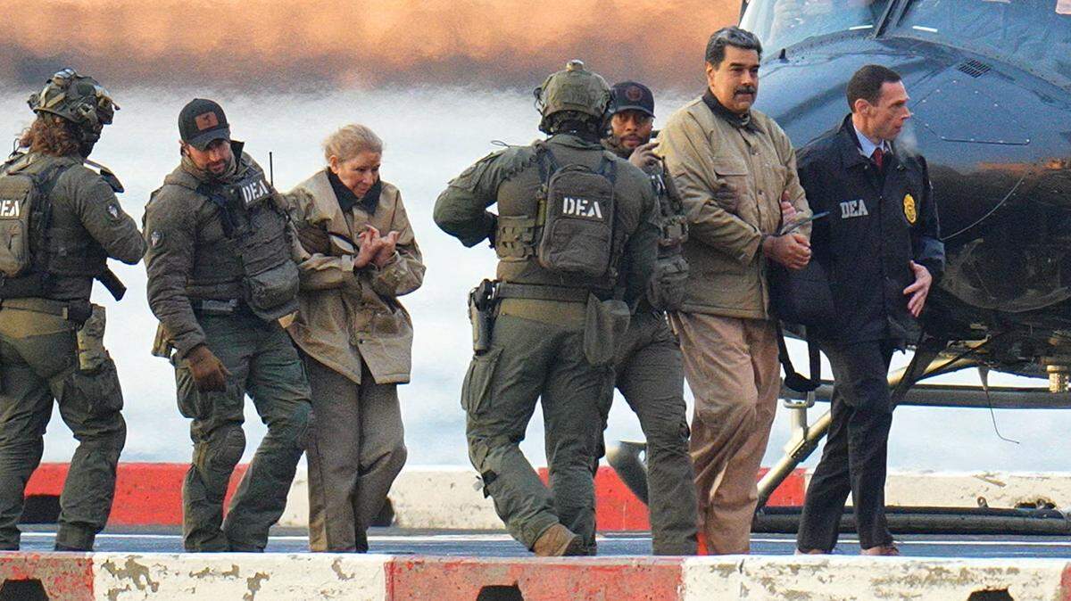 Nicolás Maduro y su esposa, Cilia Flores, son vistos esposados tras aterrizar en un helipuerto de Manhattan, escoltados por agentes federales fuertemente armados, mientras suben a un vehículo blindado en dirección a un tribunal federal en Manhattan el 5 de enero de 2026 en la ciudad de Nueva York.