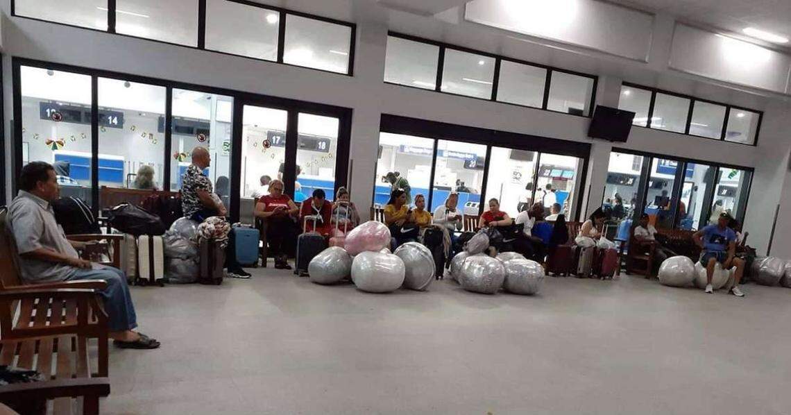 Cubanos varados en el aeropuerto de Georgetown, Guyana.