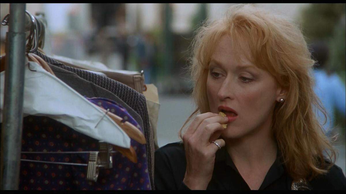 En Coral Gables Art Cinema la comedia ‘Postcards From The Edge’ (1990) del realizador Mike Nichols con Meryl Streep, Shirley MacLaine y Dennis Quaid.