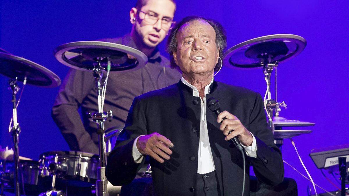 El cantante español Julio Iglesias durante el concierto ofrecido en el Centennial Hall de Breslavia, Polonia, el 2 de junio de 2016. El lanzamiento de “Hey” le consolida como una estrella internacional, las mujeres se rinden a sus pies y llena conciertos en los más importantes foros mundiales.