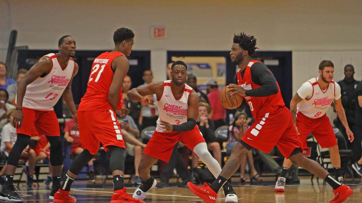 Justise Winslow (#20) pasa el balón ante Dwyane Wade (#3), Bam Adebayo (#13)y Tyler Johnson (#8), aprovechando una pantalla de Hassan Whiteside (#21) en un juego de práctica del Heat el 29 de septiembre en FAU.
