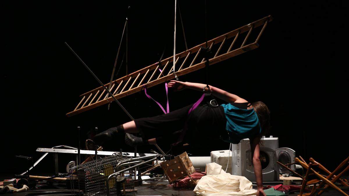 ‘Autoreconstrucción: To Insist, to Insist, to Insist’, Abril 5-7, 2018, Abraham Cruzvillegas. Bárbara Foulkes y Andrés García Nestitla (no retratado). Still de la video-documentación de Iki Nakagawa.