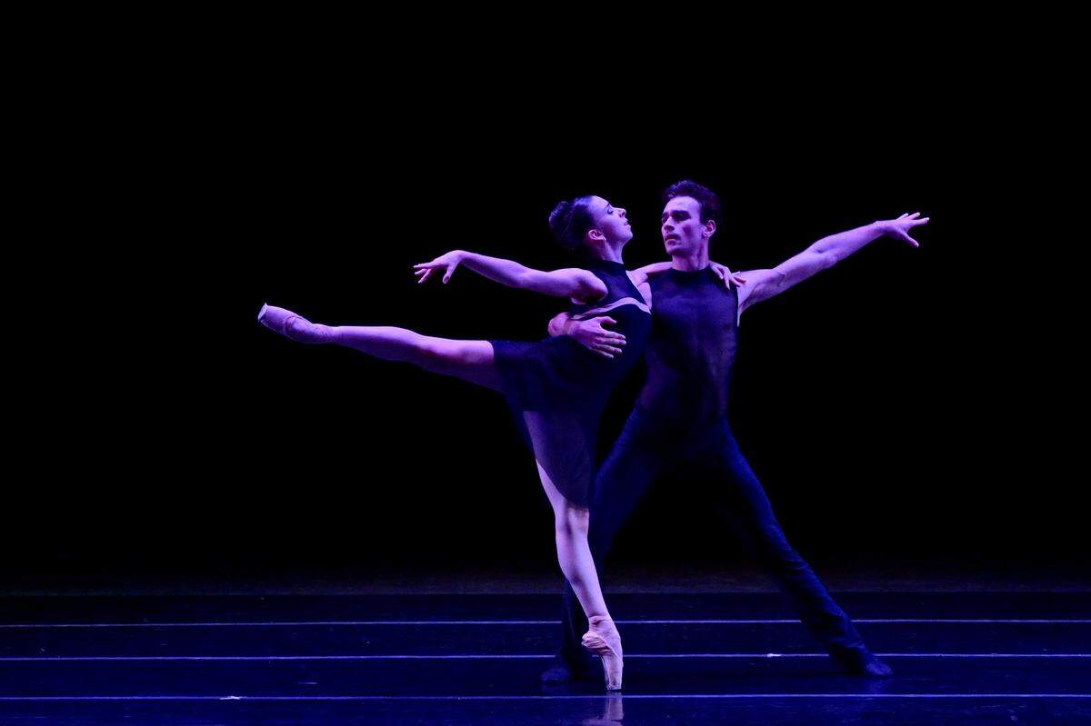 Diana Brandao y Maxence Deveaux, de Arles Youth Ballet Company (Francia), en “Convergence of Pathways”, coreografía de Craig Davidson, en el XXVII IBFM (2022).
