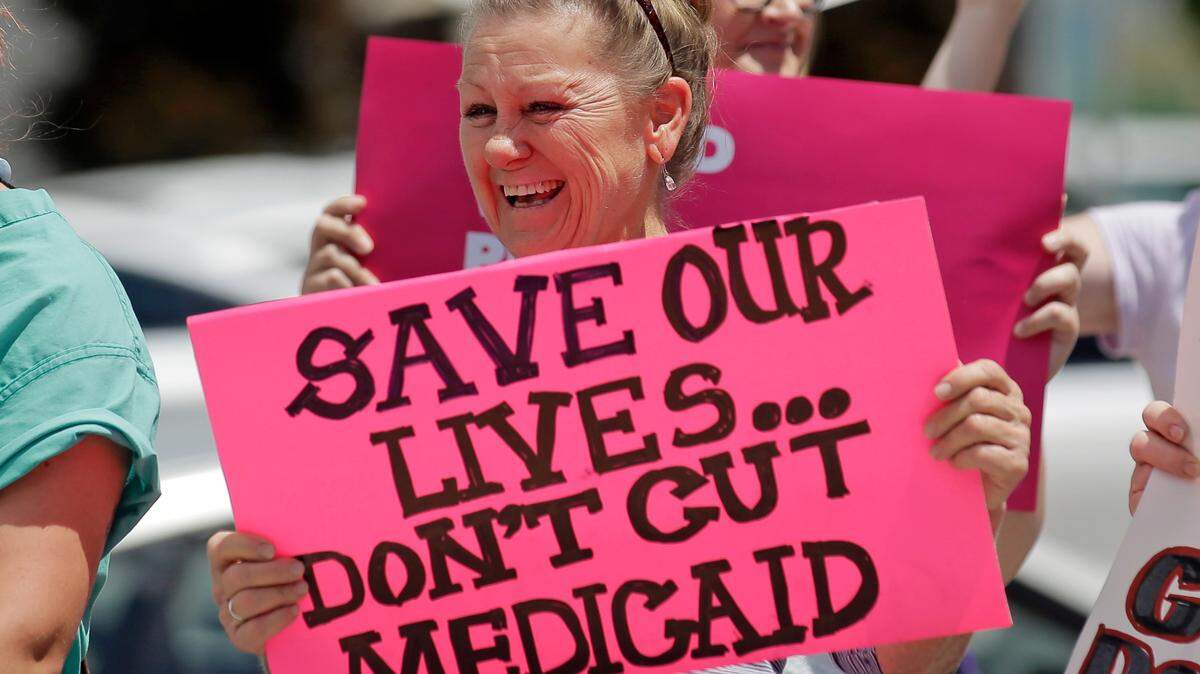 Muchos legisladores republicanos en Virginia votaron a favor de expandir Medicaid solo después que se asegurara que los nuevos beneficiarios deberían presentar prueba de trabajo o voluntariado para ser elegibles.