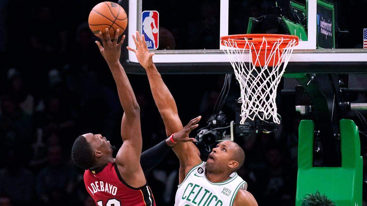 El jugador de los Celtics Al Horford (der.) trata de bloquear el tiro de Bam Adebayo, del Heat de Miami, en el partido celebrado el 30 de noviembre de 2022 en Boston.