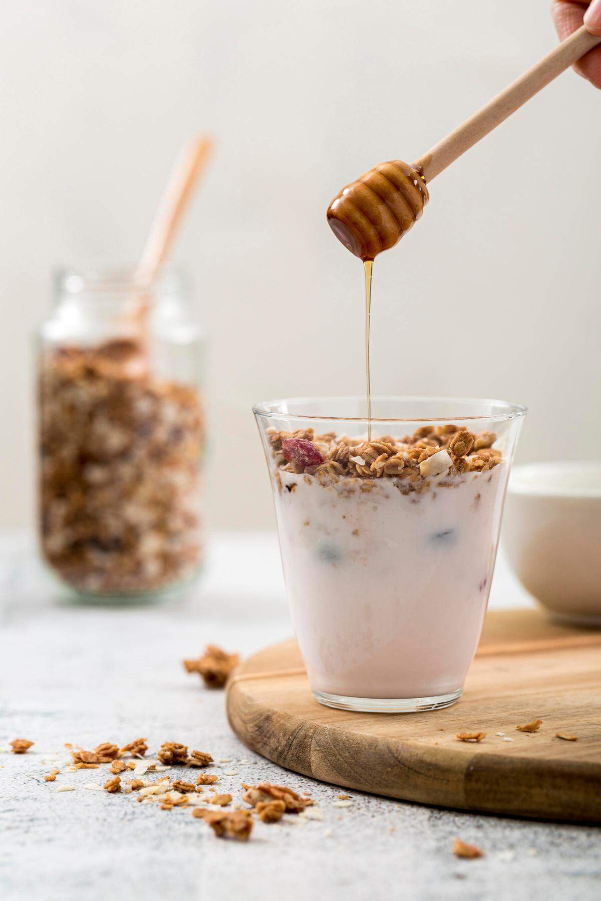 Agregarle a un tazón de yogur natural una cucharada de miel, es un modo delicioso de reforzar el poder probiótico de esa leche fermentada.