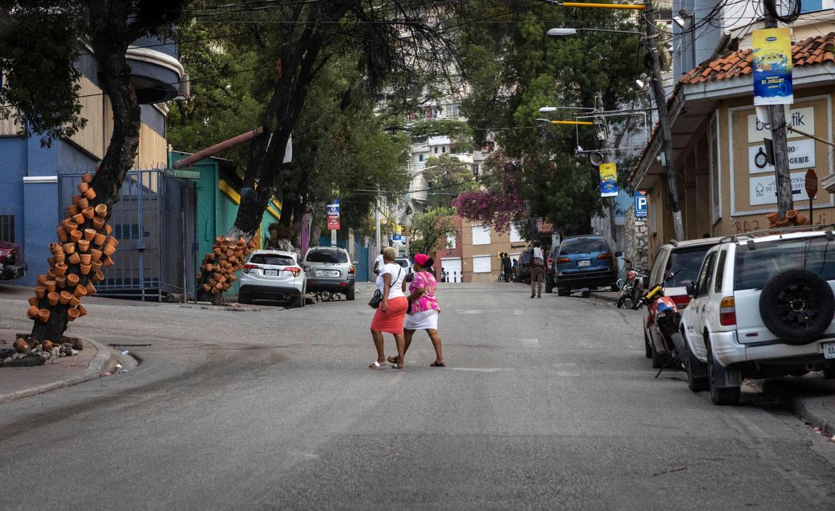 Normalmente, esta calle en Pétion-Ville, Haití, estaría congestionada por el tráfico. Pero los secuestros desenfrenados y la creciente violencia de pandillas han hecho que los haitianos se muestren reacios a salir a las calles. 