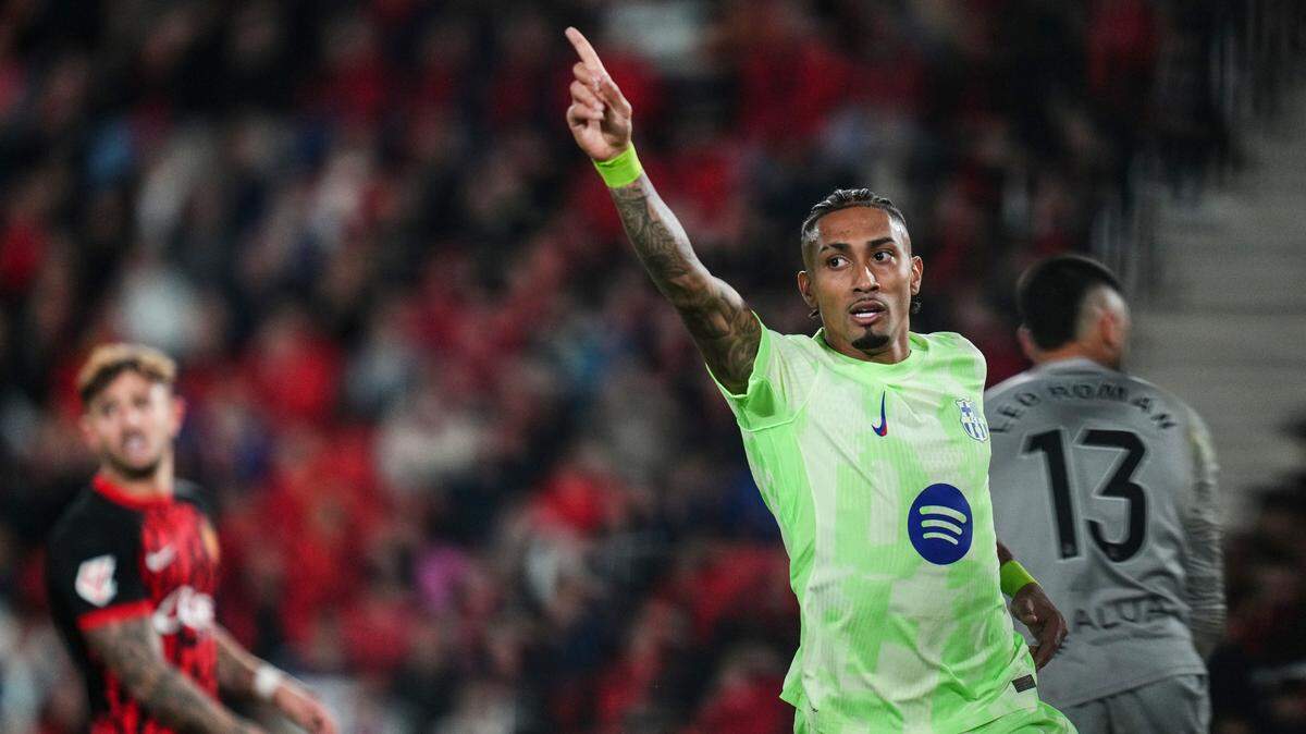 El jugador de Barcelona Raphinha celebra tras anotar un gol para su equipo en el triunfo 5-1 ante Mallorca, en el partido de la liga española celebrado el 3 de diciembre de 2024 en Son Moix, Mallorca.